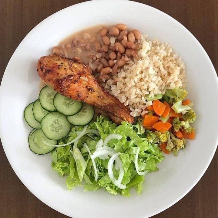 Prato equilibrado com frango, arroz, feijão e salada